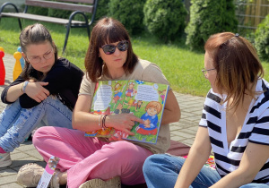 Wika i pani Małgosia podczas czytania