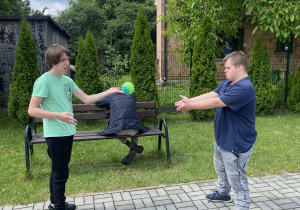 Dawid i Dominik grają piłką