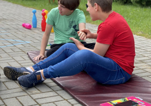 Filip opiekuje się Dominikiem podczas relaksu