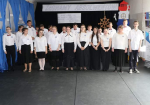 Tegoroczni absolwenci na początku uroczystości