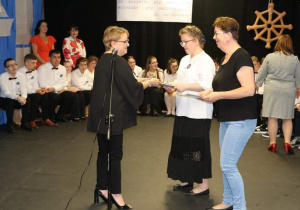 Pani dyrektor wręcza listy gratulacyjne
