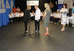 Pani dyrektor wręcza listy gratulacyjne