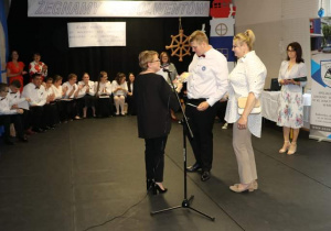 Pani dyrektor wręcza listy gratulacyjne
