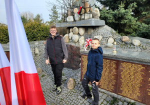 Uczniowie pod pomnikiem