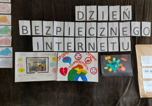 Dzień_Bezpiecznego Internetu - napis na kotarze oraz prezentacja prac konkursowych