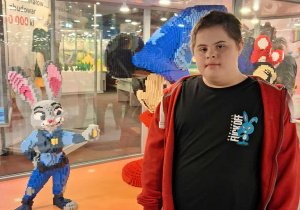 Szymon na tle kolorowego zajączka z klocków lego