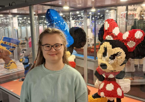 Kinga przy figurze myszki Miki z klocków lego