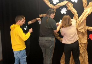 Przypinanie liści do patriotycznego drzewa