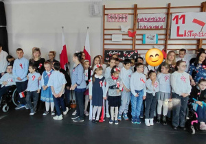 Zebrani w sali gimnastycznej przed uroczystym śpiewaniem hymnu