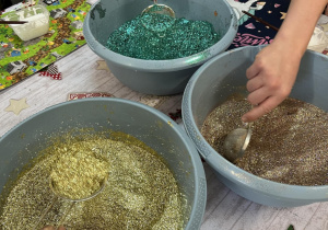 Kreatywne warsztaty ozdabiania bombek. W ruch poszły pędzelki, klej i brokat.