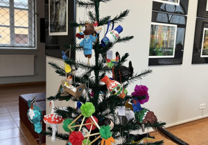 Choinka w Muzeum Regionalnym w Radomsku udekorowana w ozdoby wykonane własnoręcznie przez uczestników warsztatów