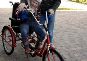 Dominika na przejażdżce rowerowej